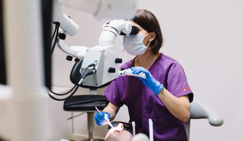 Imagen de una sonrisa radiante después de un tratamiento de blanqueamiento dental en Nossa Dentista.