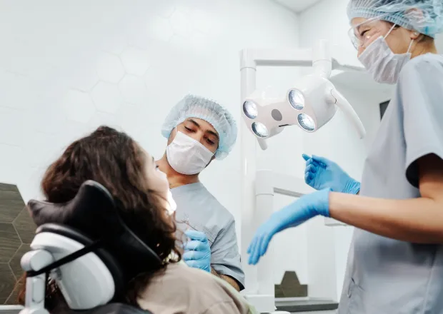 Imagen de un dentista examinando a un paciente durante una consulta en Nossa Dentista.