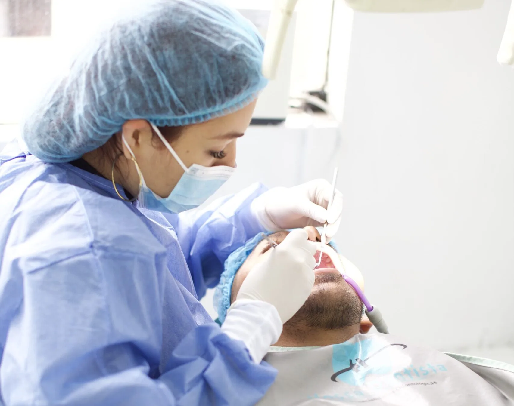 Paciente recibiendo una limpieza dental profesional en Nossa Dentista.