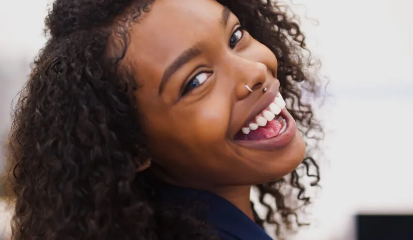 Imagen de una sonrisa mejorada con carillas de porcelana en Nossa Dentista.