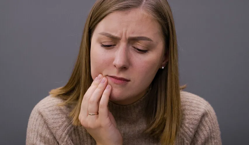 Imagen de un especialista en endodoncia realizando un tratamiento en Nossa Dentista.